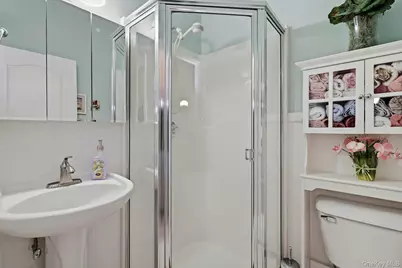 604 Narragansett Villas Drive, Lindenhurst, NY 11757 - Photo 17