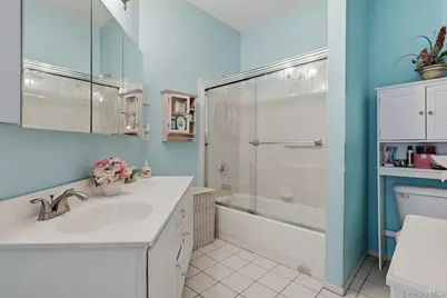 604 Narragansett Villas Drive, Lindenhurst, NY 11757 - Photo 19