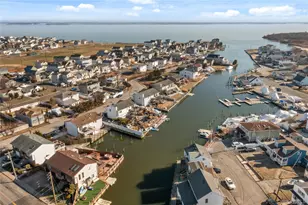 809 Canal St, Lindenhurst, NY 11757 - Photo 25