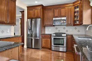 556 Pacing Way, Westbury, NY 11590 - Photo 7