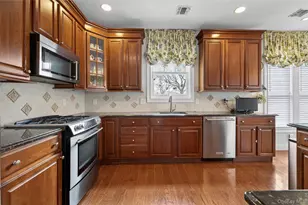 556 Pacing Way, Westbury, NY 11590 - Photo 5