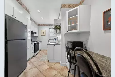 26 Hamilton Place #A2, Garden City, NY 11530 - Photo 9