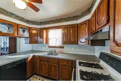 1440 Lombardy Boulevard, Bay Shore, NY 11706 - Photo 9