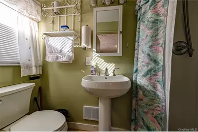 389 Beebe Court, North Babylon, NY 11703 - Photo 15