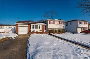 389 Beebe Ct, North Babylon, NY 11703 - Photo 3