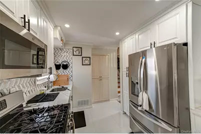 389 Beebe Court, North Babylon, NY 11703 - Photo 9