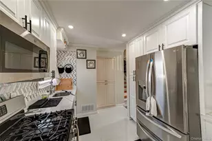 389 Beebe Ct, North Babylon, NY 11703 - Photo 9