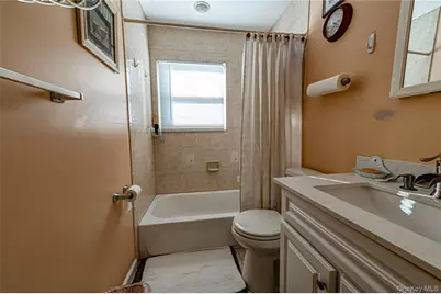 389 Beebe Court, North Babylon, NY 11703 - Photo 11