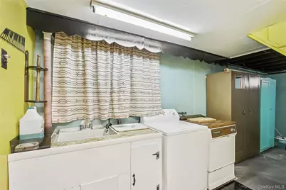 8 Carlton Place, Hicksville, NY 11801 - Photo 19