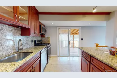 511 Freeman Avenue, Brentwood, NY 11717 - Photo 7