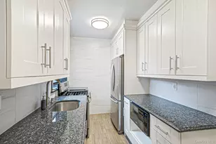 1 Town House Pl, Great Neck, NY 11021 - Photo 7