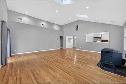 535 Brooklyn Boulevard, Brightwaters, NY 11718 - Photo 11