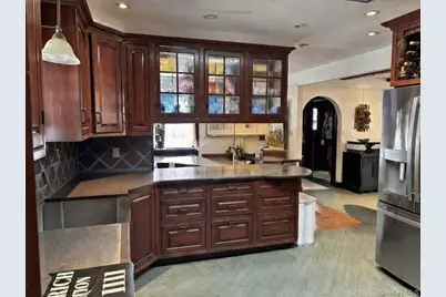 3 Crestwood Place, Great Neck, NY 11024 - Photo 9