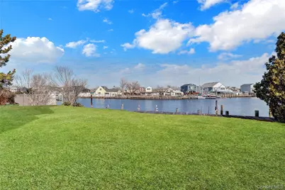 49 Dolphin Lane E, Copiague, NY 11726 - Photo 9