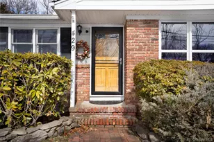 429 Mollie Blvd, Holbrook, NY 11741 - Photo 3