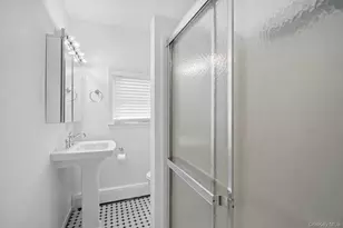 11 W Hitchcock Ave, Floral Park, NY 11001 - Photo 21