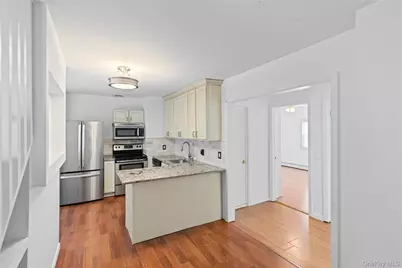 11 W Hitchcock Avenue, Floral Park, NY 11001 - Photo 17