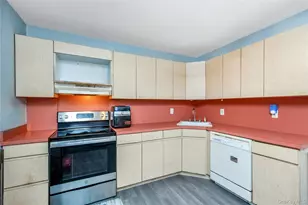 8 Carman's Ct, Farmingdale, NY 11735 - Photo 11