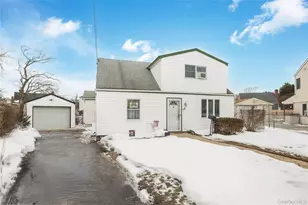 8 Carman's Ct, Farmingdale, NY 11735 - Photo 3