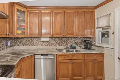 597 Seminole Road, Franklin Square, NY 11010 - Photo 7