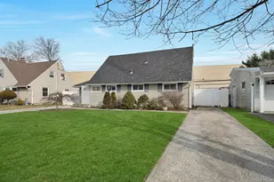 125 Hamlet Rd, Levittown, NY 11756 - Photo 3