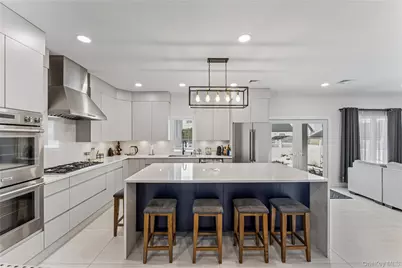 207 Pershing Parkway, Mineola, NY 11501 - Photo 5