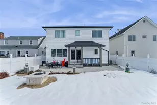 207 Pershing Pkwy, Mineola, NY 11501 - Photo 17