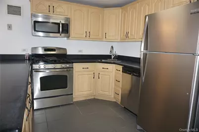 777 N Macquesten Parkway #308, Fleetwood, NY 10552 - Photo 9