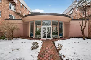 8 Wooleys Ln, Great Neck, NY 11023 - Photo 17