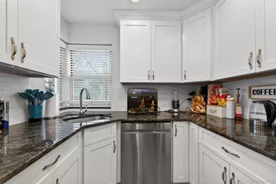 8 Wooleys Lane #Apt B12, Great Neck, NY 11023 - Photo 7