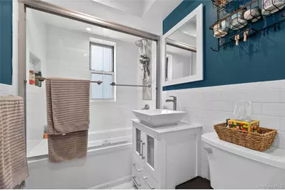 8 Wooleys Lane #Apt B12, Great Neck, NY 11023 - Photo 5