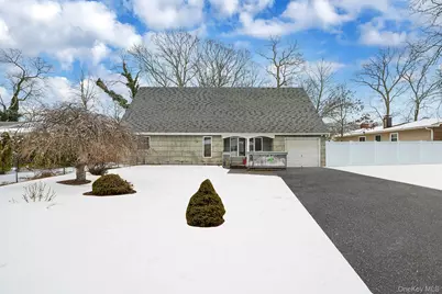 47 Holiday Boulevard, Center Moriches, NY 11934 - Photo 5