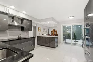 8 Wimbledon Ct, Jericho, NY 11753 - Photo 7