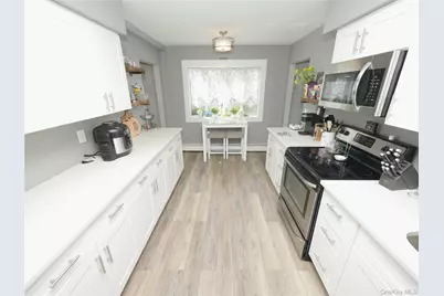 28 Block Boulevard, Port Jefferson Station, NY 11776 - Photo 5