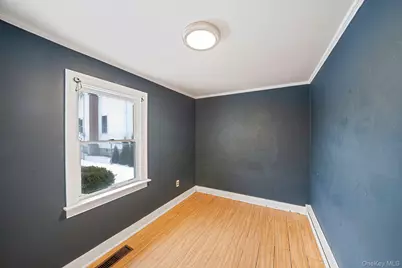 1049 Woodcrest Avenue, Riverhead, NY 11901 - Photo 15