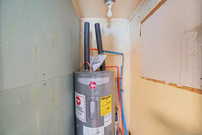 1049 Woodcrest Avenue, Riverhead, NY 11901 - Photo 11