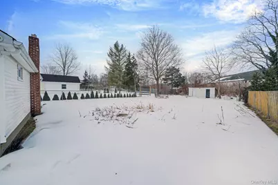 1049 Woodcrest Avenue, Riverhead, NY 11901 - Photo 17