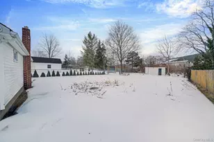 1049 Woodcrest Ave, Riverhead, NY 11901 - Photo 17