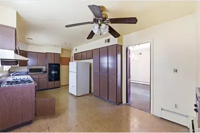 425 Old Courthouse Road, Manhasset Hills, NY 11040 - Photo 13