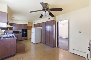 425 Old Courthouse Rd, Manhasset Hills, NY 11040 - Photo 13