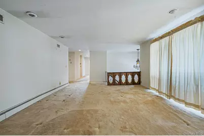 425 Old Courthouse Road, Manhasset Hills, NY 11040 - Photo 9