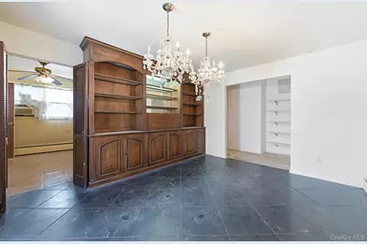 425 Old Courthouse Road, Manhasset Hills, NY 11040 - Photo 11