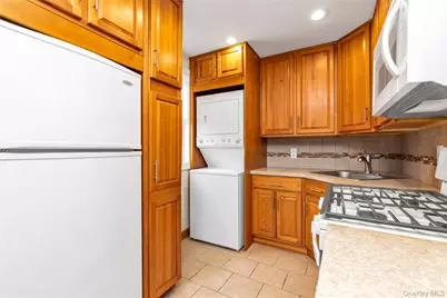 22455 Kingsbury Avenue #B, Oakland Gardens, NY 11364 - Photo 5