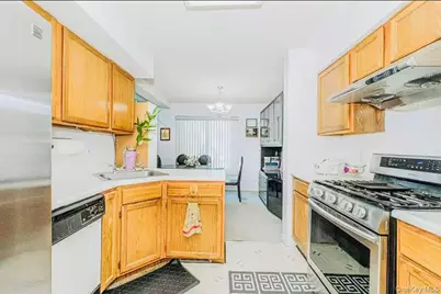 212 Ilyssa Way, New York, NY 10312 - Photo 5