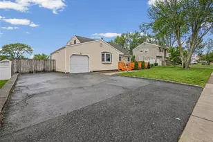 327 Barton Ave, Patchogue, NY 11772 - Photo 3