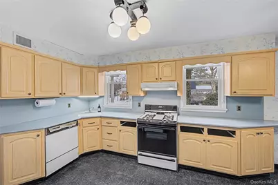 26 Pinetree Lane, Roslyn Heights, NY 11577 - Photo 11