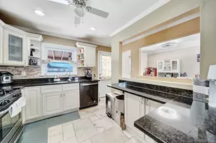 4 Cecil Pl, Hicksville, NY 11801 - Photo 9