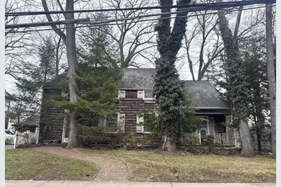 89 Linmouth Road, Malverne, NY 11565 - Photo 1