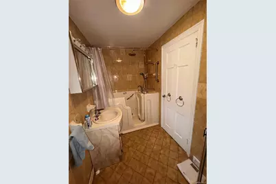 254-28 Walden Avenue, Great Neck, NY 11020 - Photo 9