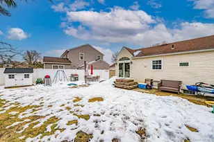 4 Hollyberry Rd, Plainview, NY 11803 - Photo 17